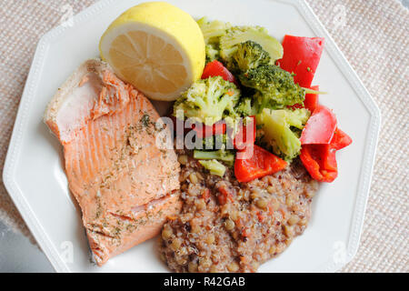 Cena salutare di salmone verdure e quinoa Foto Stock