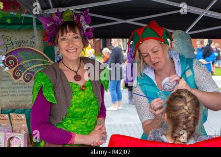 Rangiora, Nuova Zelanda - 23 Novembre 2018: la notte di Natale mercati nel centro della cittadina con il face painting, intrattenimento e si spegne Foto Stock