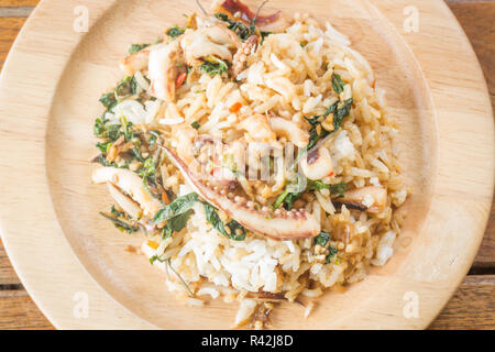 Il riso condito con stir-calamari fritti basilico (cibo tailandese) Foto Stock