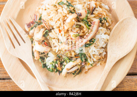 Il riso condito con stir-calamari fritti basilico (cibo tailandese) Foto Stock