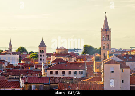 Storico dello skyline di Zadar e tetti Foto Stock