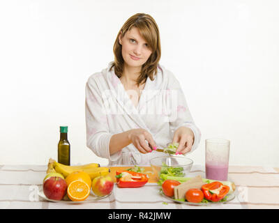 La casalinga può contenere oltre una tazza di insalata di verdure tritate Foto Stock