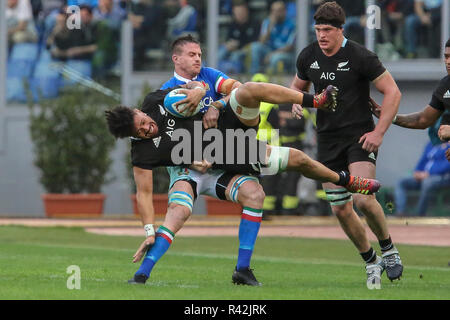 Roma, Stadio Olimpico, Italia. 24 Novembre, 2018. L'Italia Abramo Steyn affronta Ardie Savea nel match contro tutti i neri nel novembre Cattolica Test Match 2018 Credit: Massimiliano Carnabuci/Pacific Press/Alamy Live News Foto Stock