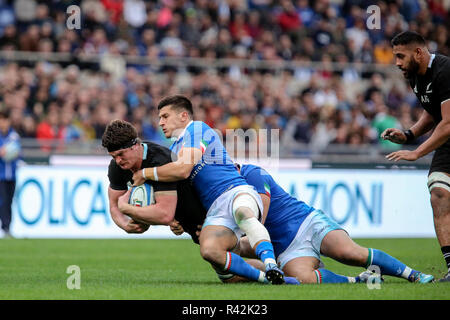 Roma, Stadio Olimpico, Italia. 24 Novembre, 2018. Italia fly metà Tommaso Allan affrontare All Blacks' bloccare Scott Barrett nel novembre Cattolica Test Match 2018 Credit: Massimiliano Carnabuci/Pacific Press/Alamy Live News Foto Stock