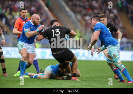 Roma, Stadio Olimpico, Italia. 24 Novembre, 2018. Italia fuori centro Michele Campagnaro affronta Anton Lienert-Brown nel match contro tutti i neri nel novembre Cattolica Test Match 2018 Credit: Massimiliano Carnabuci/Pacific Press/Alamy Live News Foto Stock