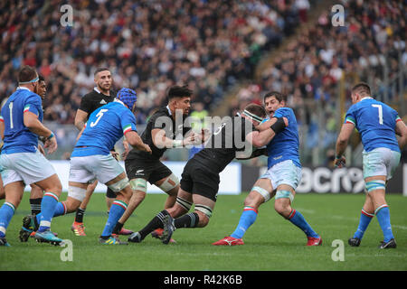 Roma, Stadio Olimpico, Italia. 24 Novembre, 2018. All Blacks' capitano Kieran leggere affronta l'Italia bloccare Alessandro Zanni nel match contro l'Italia nel novembre Cattolica Test Match 2018 Credit: Massimiliano Carnabuci/Pacific Press/Alamy Live News Foto Stock