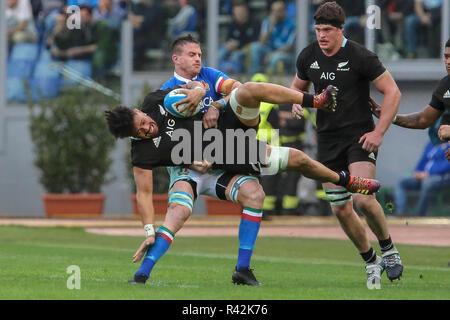 Roma, Stadio Olimpico, Italia. 24 Novembre, 2018. Italia n8 Abramo Steyn affronta Ardie Savea nel match contro tutti i neri nel novembre Cattolica Test Match 2018 Credit: Massimiliano Carnabuci/Pacific Press/Alamy Live News Foto Stock