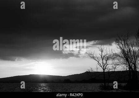 Lago Trasimeno (Umbria, Italia) con grandi nuvole al tramonto. Foto Stock