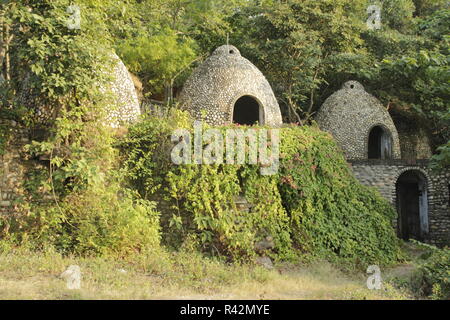 Rundown cupole di meditazione al Beatles ashram a Rishikesh, India Foto Stock