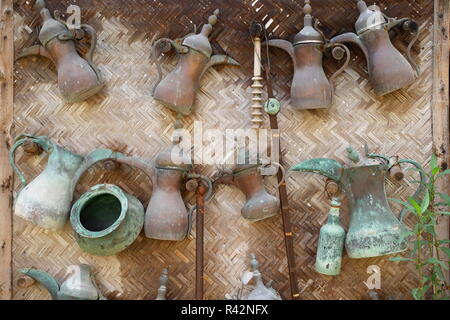 Selezione di tradizionali pentole di caffè arabe, dallah, in mostra al Museo della Casa Rashid al Oraifi, Muharraq, Regno del Bahrain Foto Stock