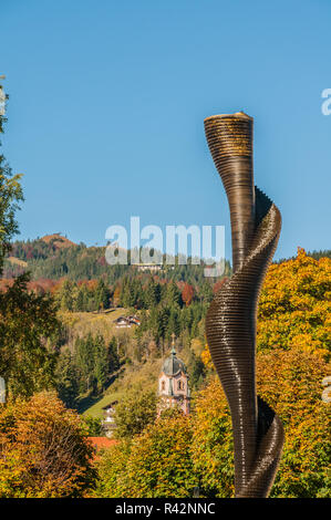 Estate indiana in Mittenwald - karwendel con fontana - a spirale alla stazione di San Pietro e la chiesa e Paolo Foto Stock