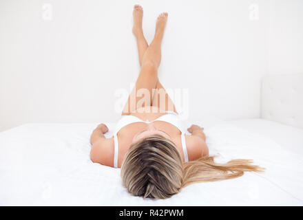 Donna incinta con le gambe sollevata Foto Stock