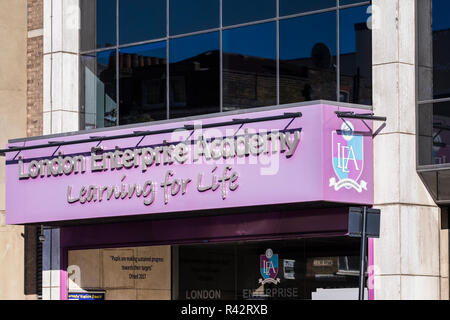 Londra Enterprise Academy, strada commerciale di Londra, Inghilterra, Regno Unito Foto Stock