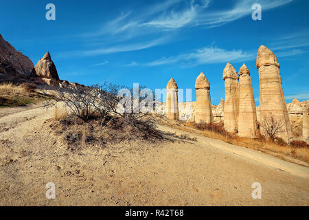 Le formazioni rocciose note come Camini di Fata in Love Valley vicino a Goreme nella regione della Cappadocia della Turchia. Foto Stock