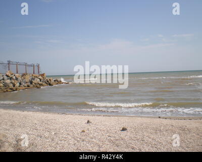 Onde sul Mar di Azov situate a. Vista dalla riva Foto Stock