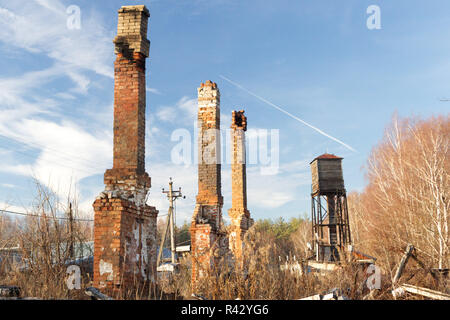 Foto del vecchio rotto il camino in pietra e in legno garret tower Foto Stock