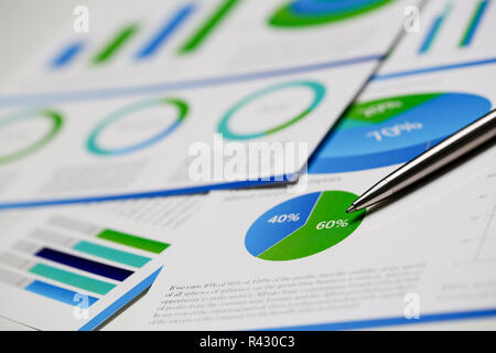 Statistiche finanziarie documenti penna a sfera infographics Foto Stock