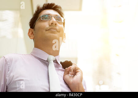 Asian Indian business persone che guardano lontano Foto Stock