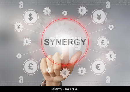 Business mano spingendo il pulsante synergy Foto Stock