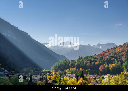 Alba sul karwendelgebirge a metà del Bosco in autunno 2 Foto Stock