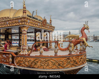 Istanbul, Turchia, Settembre 18, 2013: Close up di un sandwich di pesce di barca in Eminonu. Foto Stock