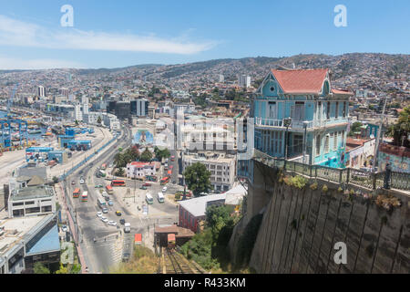 VALPARAISO, Cile - 2 gennaio 2018: Cityscape di Valparaiso città dalla funicolare Artilleria, Cile. Le case colorate e frenetico street in Valparais Foto Stock