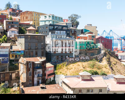 VALPARAISO, Cile - 2 gennaio 2018: Cityscape di Valparaiso città dalla funicolare Artilleria, Cile. Le case colorate e frenetico street in Valparais Foto Stock