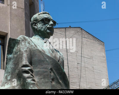 SANTIAGO DE Cile, Cile - 26 gennaio 2018: dettaglio di onument di statista cileno e figura politica. Salvador Allende Gossens in Santiago de Chil Foto Stock