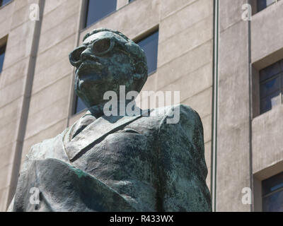 SANTIAGO DE Cile, Cile - 26 gennaio 2018: dettaglio di onument di statista cileno e figura politica. Salvador Allende Gossens in Santiago de Chil Foto Stock