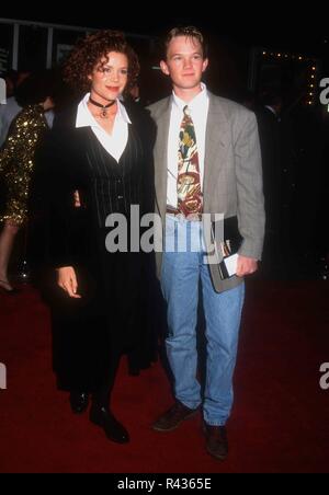 HOLLYWOOD, CA - 25 febbraio: attrice Robin vivace e attore Neil Patrick Harris partecipare all'apertura 'Giuseppe e la sorprendente Technicolor Dreamcoat' il 25 febbraio 1993 presso il Teatro Pantages in Hollywood, la California. Foto di Barry re/Alamy Stock Photo Foto Stock