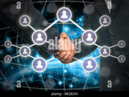 Handshake di business con i social media il simbolo di rete Internet concetto sfondo, elementi di questa immagine fornita dalla NASA, Business social netwok Foto Stock