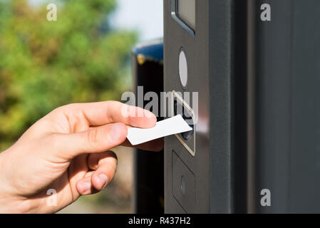 Persona della mano inserire Ticket Foto Stock