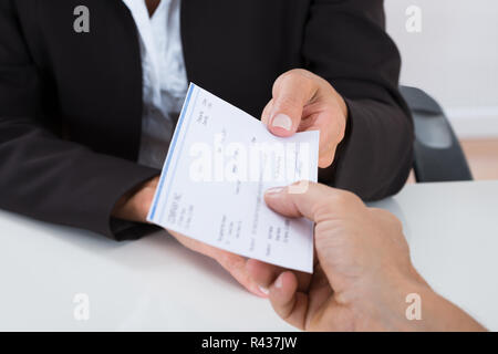 I mediatori mani dando verificare ad altra persona Foto Stock