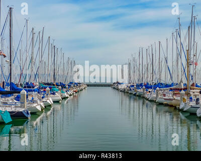 Barche ormeggiate a San Francisco South Beach Yacht Club e i loro riflessi nell'acqua Foto Stock