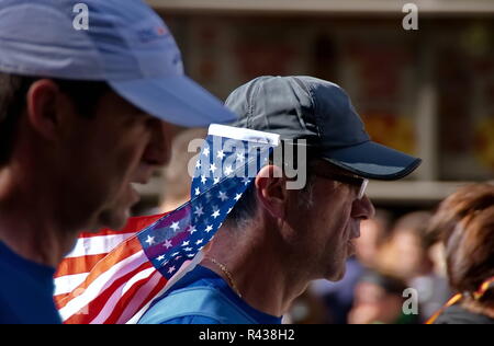 New York, NY, STATI UNITI D'AMERICA. Nov 2008. Una bandiera americana oscuranti questo medioevo mans collo dalle dure sun durante la maratona di New York. Foto Stock