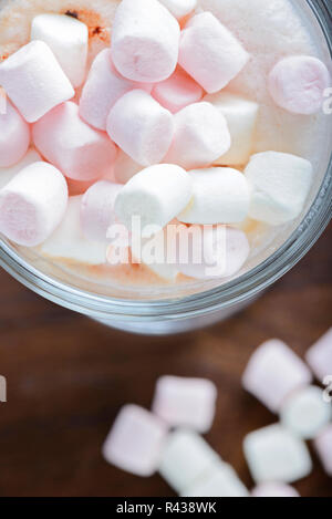 Vista superiore al marshmallows in cioccolato caldo Foto Stock