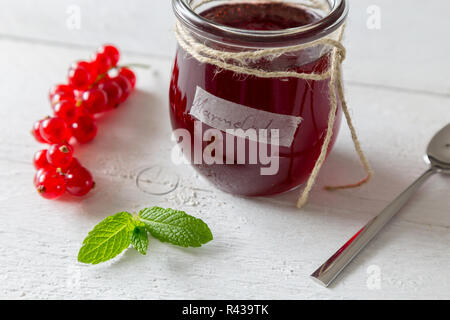 Marmellata di ribes in un barattolo di conservazione Foto Stock