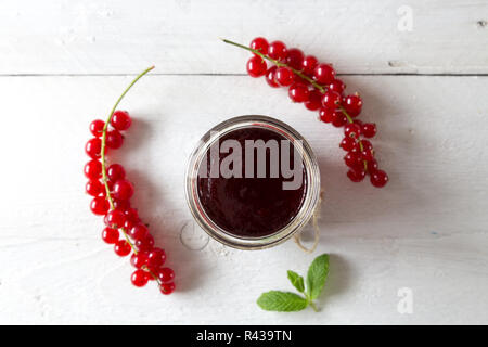 Marmellata di ribes in un barattolo di conservazione Foto Stock