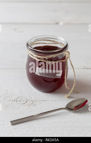 Marmellata di ribes in un barattolo di conservazione Foto Stock