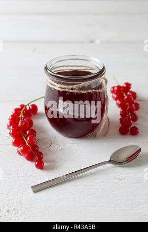 Marmellata di ribes in un barattolo di conservazione Foto Stock