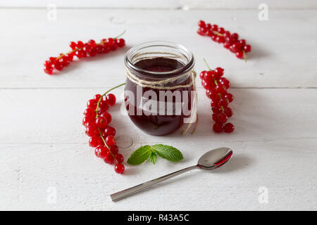 Marmellata di ribes in un barattolo di conservazione Foto Stock