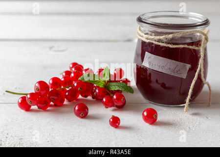 Marmellata di ribes in un barattolo di conservazione Foto Stock