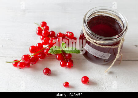 Marmellata di ribes in un barattolo di conservazione Foto Stock