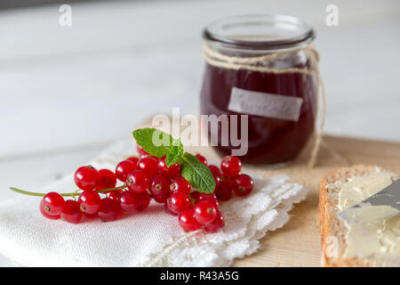 Marmellata di ribes in un barattolo di conservazione Foto Stock