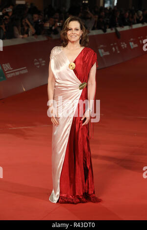 Sigourney Weaver assiste una premiere al XIII Roma Film Fest con: Sigourney Weaver dove: Roma, Italia Quando: 24 Ott 2018 Credit: IPA/WENN.com * * disponibile solo per la pubblicazione in UK, USA, Germania, Austria, Svizzera** Foto Stock