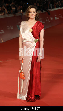 Sigourney Weaver assiste una premiere al XIII Roma Film Fest con: Sigourney Weaver dove: Roma, Italia Quando: 24 Ott 2018 Credit: IPA/WENN.com * * disponibile solo per la pubblicazione in UK, USA, Germania, Austria, Svizzera** Foto Stock