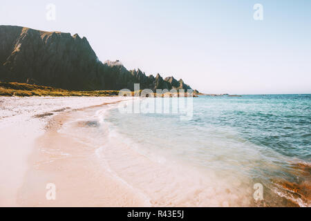 Mare spiaggia paesaggio in Norvegia vuoto idilliaco litorale sabbioso vista estiva Viaggi Vacanze natura paesaggio mare e montagne di rocce Foto Stock