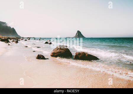 Spiaggia mare paesaggio in Norvegia di sabbia vuota vista mare estate vacanze viaggi Bleiksoya rock in natura oceano paesaggio isole Vesteralen Foto Stock