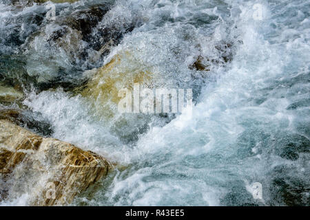 Potente flusso di acqua su pietre, fiume di montagna vicino. Foto Stock