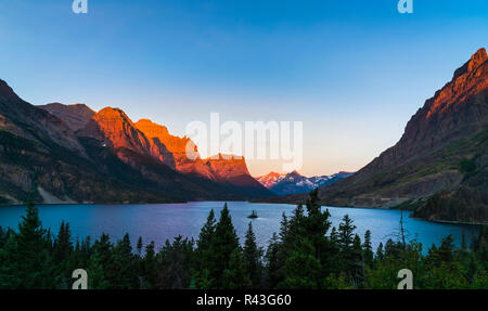 Bellissima alba a wild goose island,il parco nazionale di Glacier,Montana,Stati Uniti d'America. Foto Stock